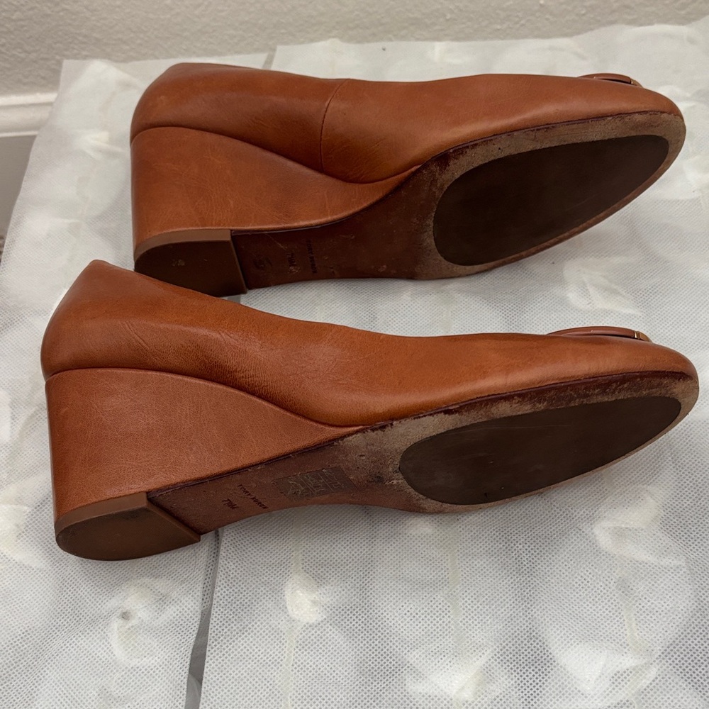 Tory Burch Tan Leather Flats with Gold Logo - Picture 4 of 4